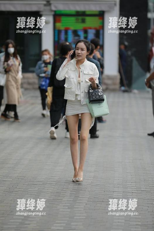 魔镜街拍 - 婷婷在白色吊带的无圣光写真里，黑丝美腿一展无遗，哇哦。