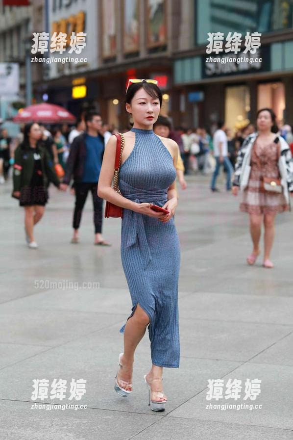 魔镜街拍 - 有艾小青的美图图包在手，旗袍街拍界的实力和优雅双全，那种赶路的人都得止步欣赏。