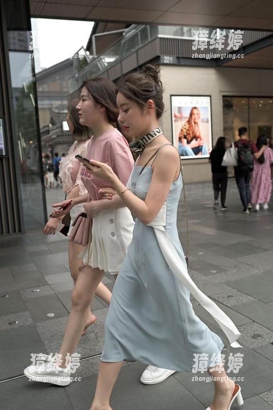 网络热图：魔镜街拍的网袜小姐姐，谁不想多“在线”几秒？