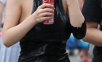 魔镜街拍：高跟加持，给你福利图片里意想不到的惊惑感！