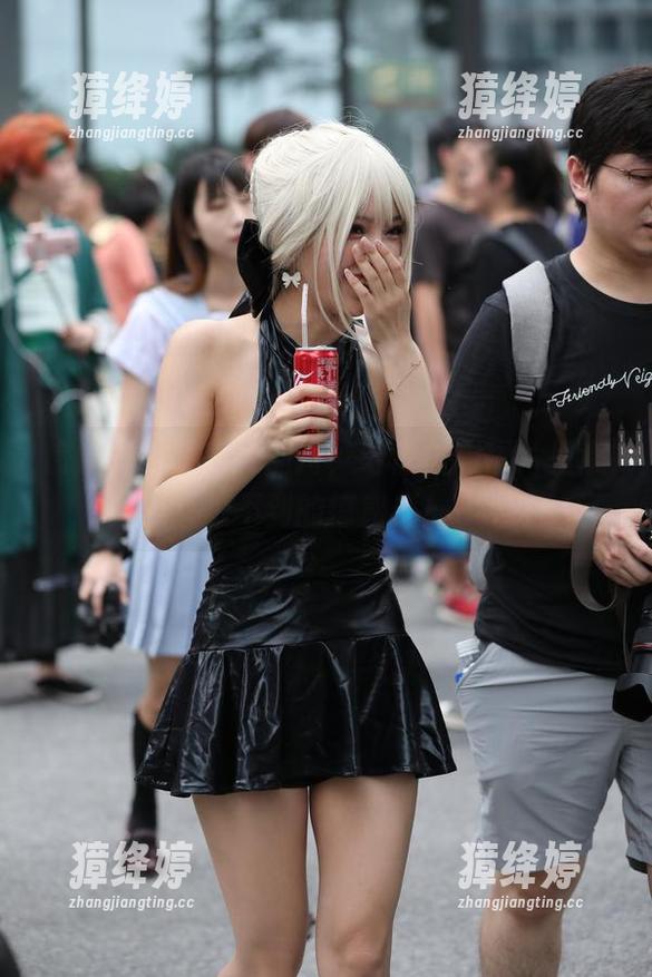 魔镜街拍：高跟加持，给你福利图片里意想不到的惊惑感！