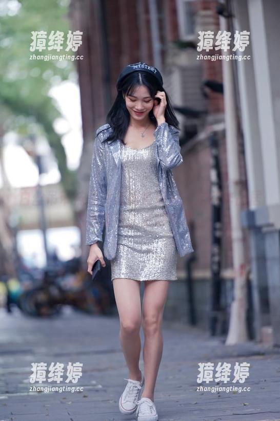 白丝吊带袜美女在魔镜街拍：定制作品居然也能让人觉得恍惚。