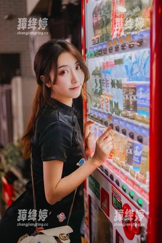 黑川给你带来海岛之旅新美图，黑色泳衣那叫一个抗压！
